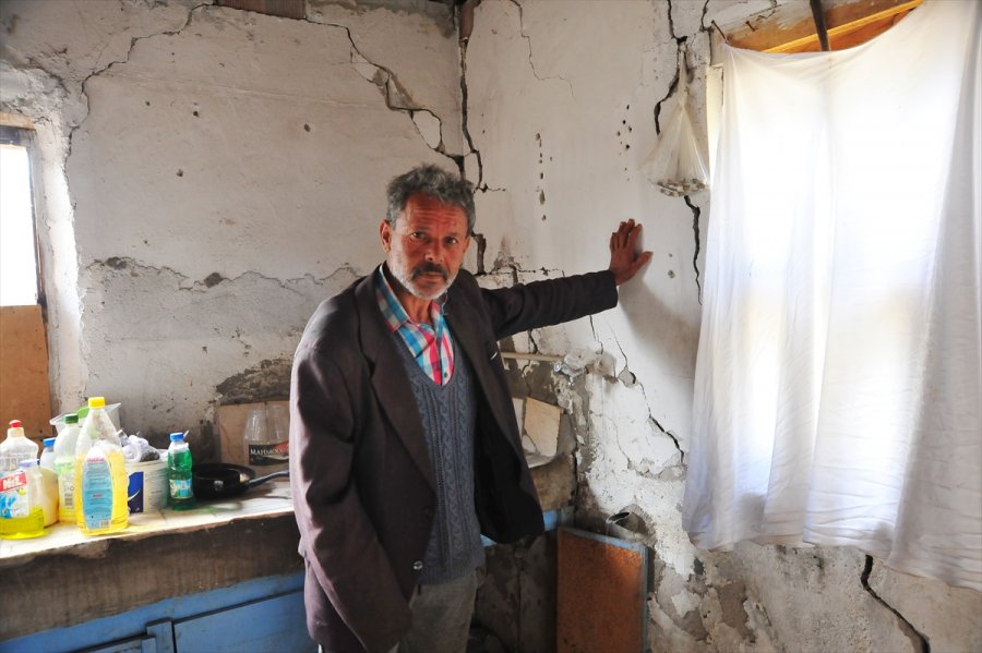 Harabe Evde Yaşayan Engellinin Yüzünü Hayırseverler Güldürdü