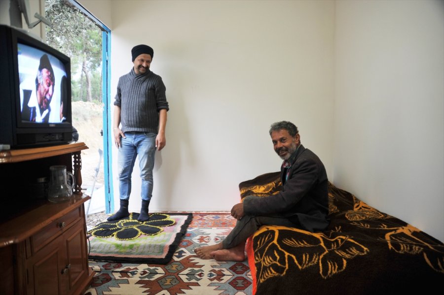 Harabe Evde Yaşayan Engellinin Yüzünü Hayırseverler Güldürdü