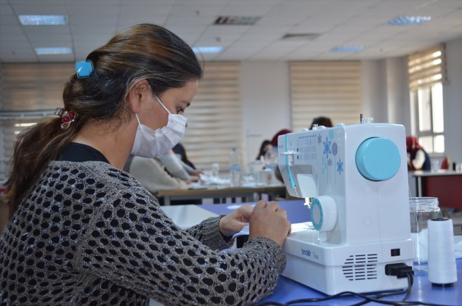 Kayseri'de 40 Kadın İstihdam Edildikleri Kursta 400 Bin Maske Üretti