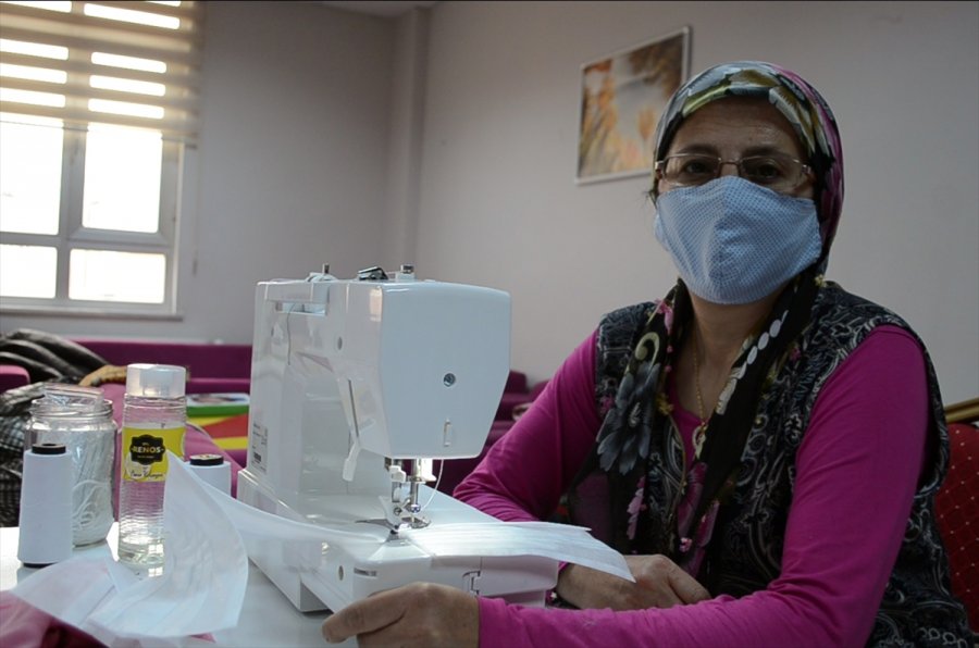 Kayseri'de 40 Kadın İstihdam Edildikleri Kursta 400 Bin Maske Üretti