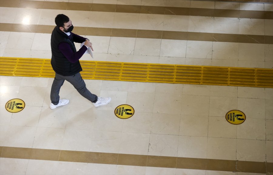 Kovid-19 Çıkartmaları Hayatın Her Alanında Kendini Hissettiriyor