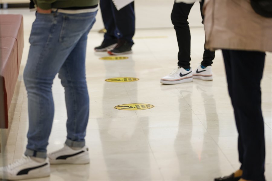 Kovid-19 Çıkartmaları Hayatın Her Alanında Kendini Hissettiriyor