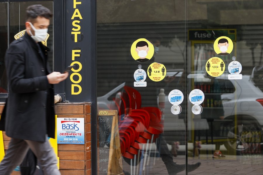 Kovid-19 Çıkartmaları Hayatın Her Alanında Kendini Hissettiriyor