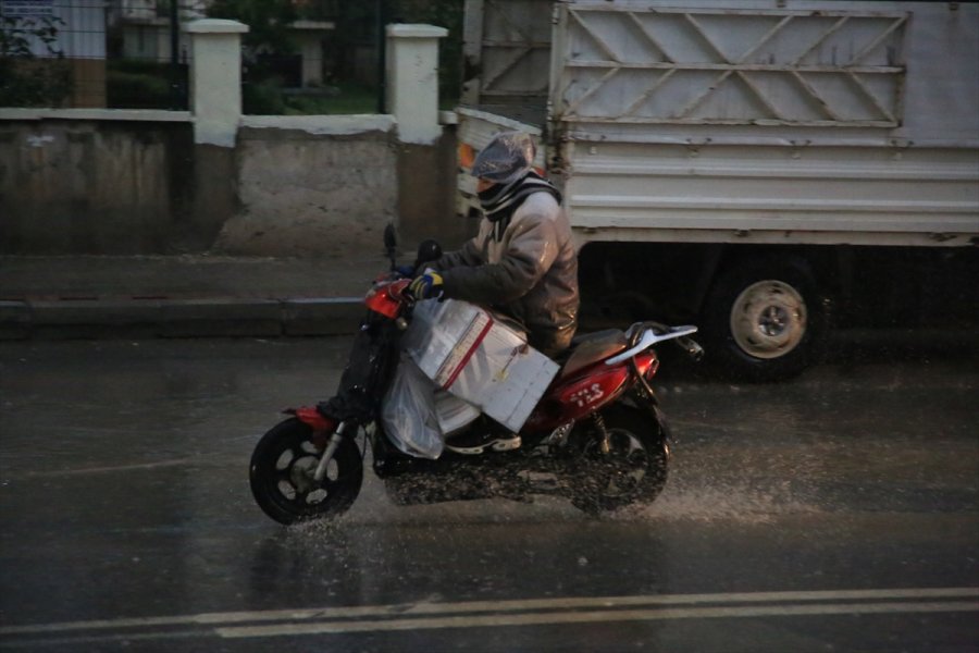 Güncelleme 2 - Mersin'de Sağanak Ve Dolu Etkili Oluyor