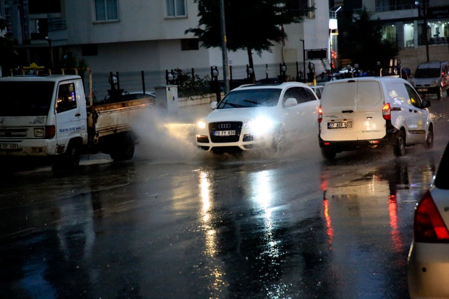 Güncelleme 2 - Mersin'de Sağanak Ve Dolu Etkili Oluyor