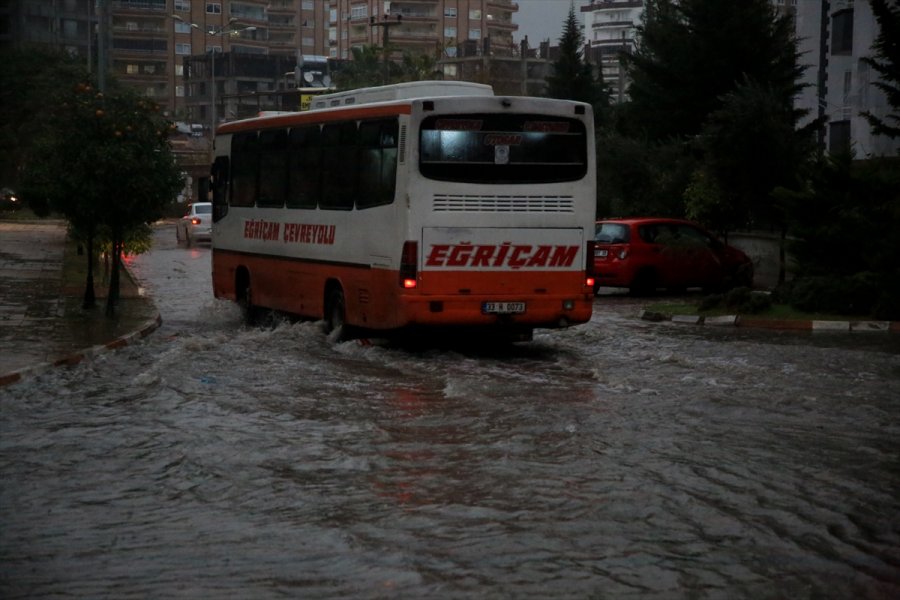 Güncelleme 2 - Mersin'de Sağanak Ve Dolu Etkili Oluyor