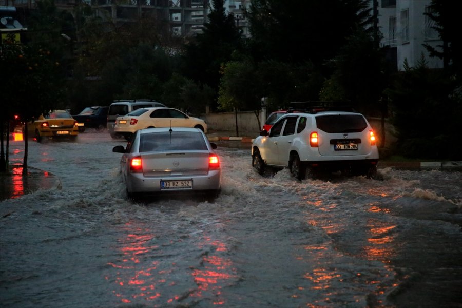 Güncelleme 2 - Mersin'de Sağanak Ve Dolu Etkili Oluyor