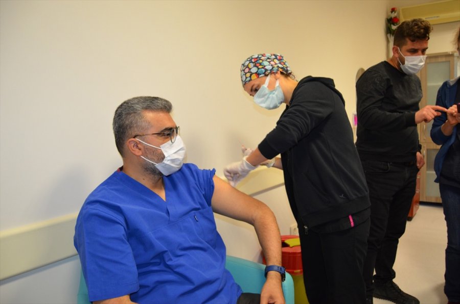 Alanya'da Sağlık Çalışanlarına Kovid-19 Aşısı Yapılmaya Başlandı