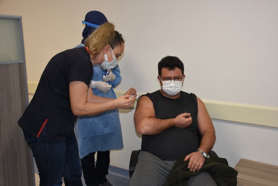 Alanya'da Sağlık Çalışanlarına Kovid-19 Aşısı Yapılmaya Başlandı