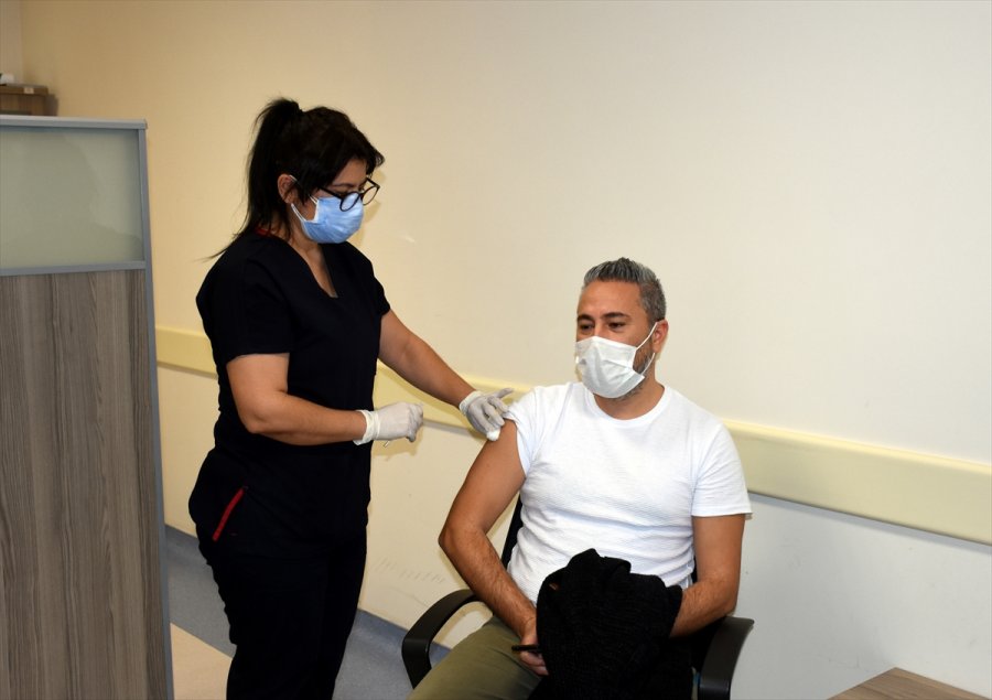 Alanya'da Sağlık Çalışanlarına Kovid-19 Aşısı Yapılmaya Başlandı