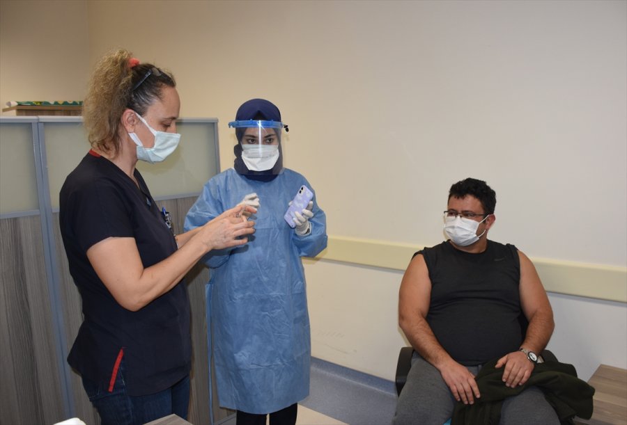 Alanya'da Sağlık Çalışanlarına Kovid-19 Aşısı Yapılmaya Başlandı