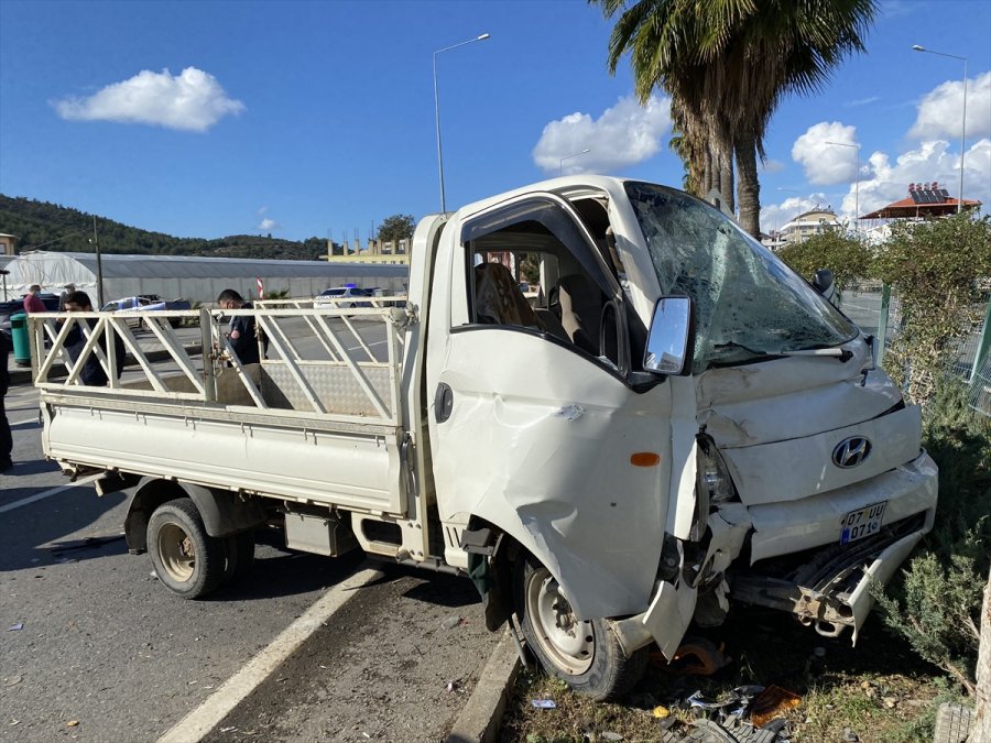 Antalya'da Kamyonetle Otomobil Çarpıştı: 1 Ölü