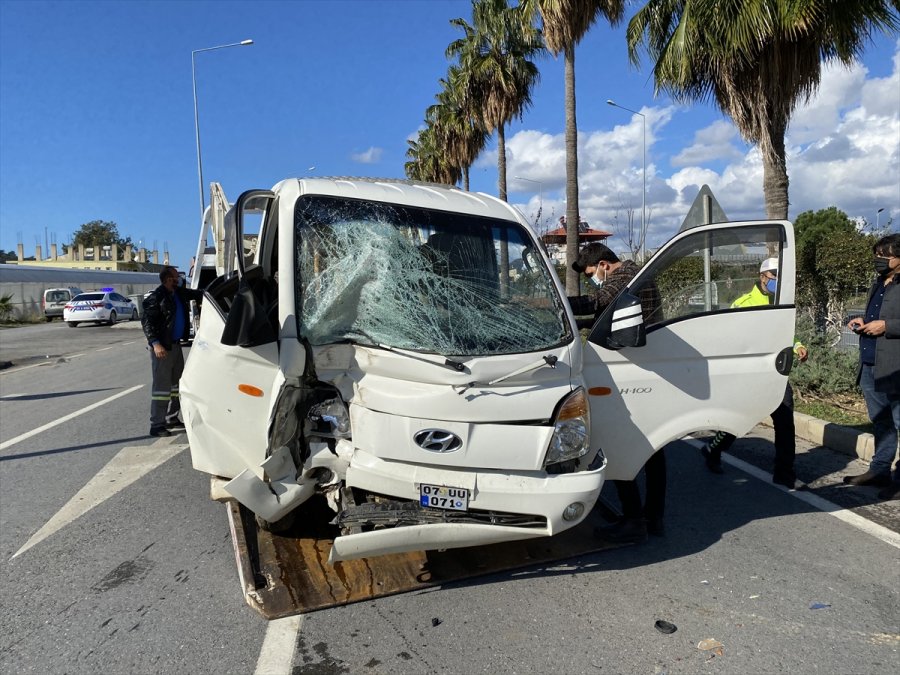 Antalya'da Kamyonetle Otomobil Çarpıştı: 1 Ölü