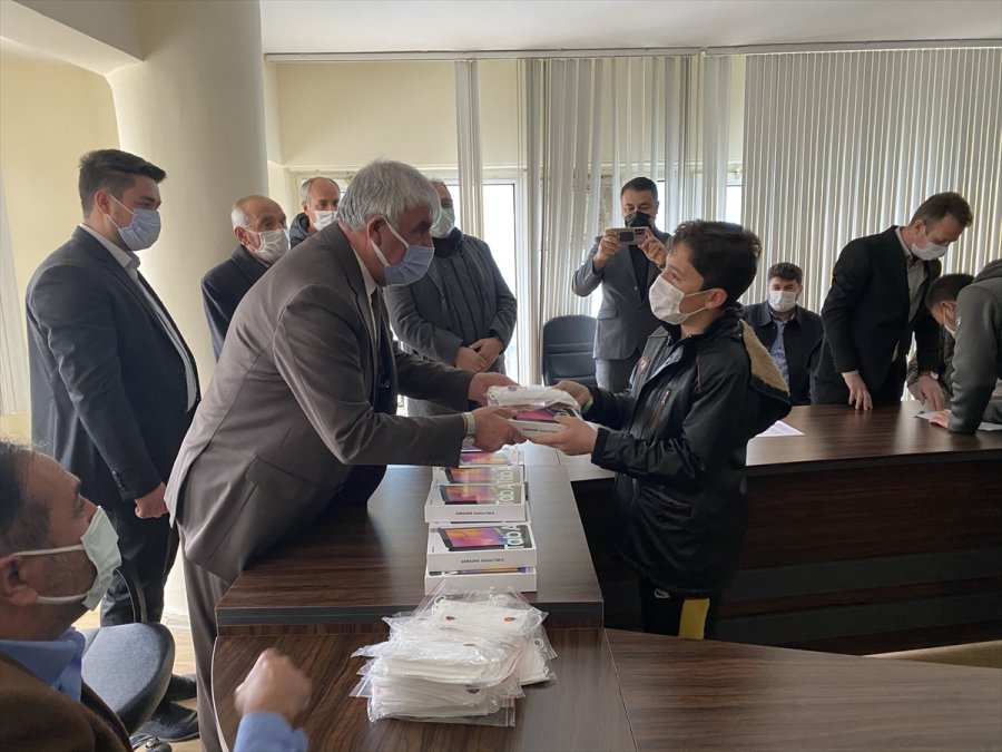 Eskil İlçesinde Öğrencilere Tablet Dağıtıldı