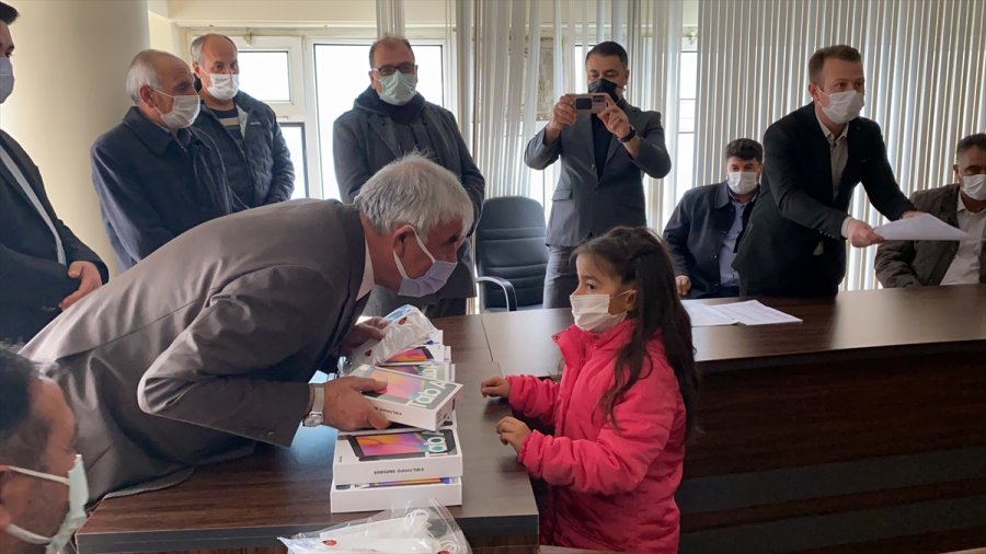 Eskil İlçesinde Öğrencilere Tablet Dağıtıldı