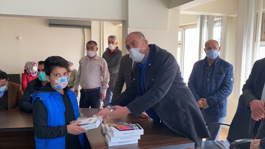Eskil İlçesinde Öğrencilere Tablet Dağıtıldı