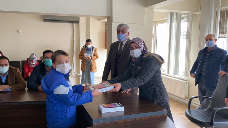 Eskil İlçesinde Öğrencilere Tablet Dağıtıldı