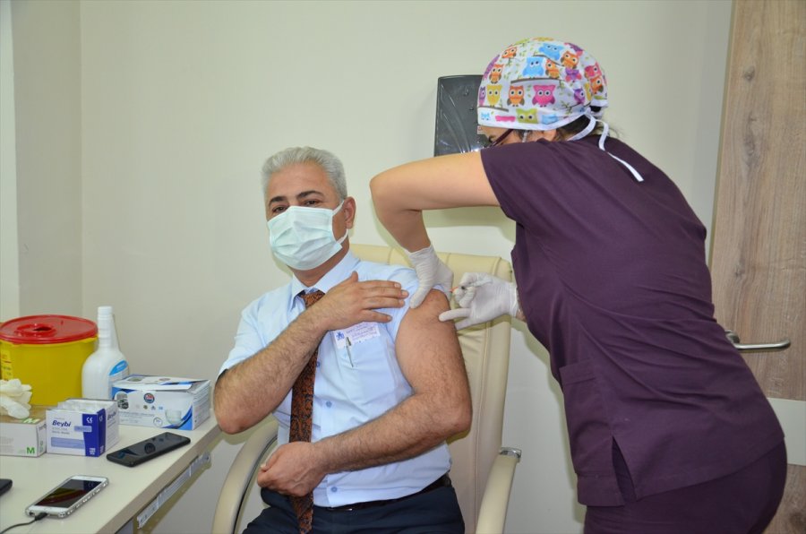 Karaman'da Sağlık Çalışanlarına Coronavac Aşısının İlk Dozu Yapılmaya Başlandı