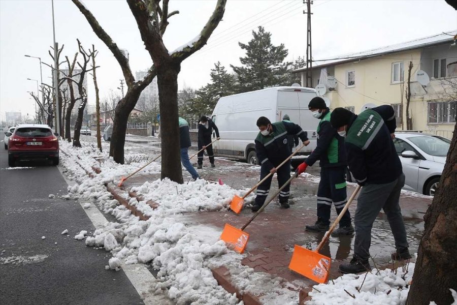 Kayseri'de Belediyelerin Karla Mücadele Çalışmaları Sürüyor
