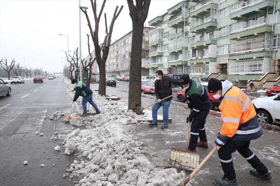 Kayseri'de Belediyelerin Karla Mücadele Çalışmaları Sürüyor