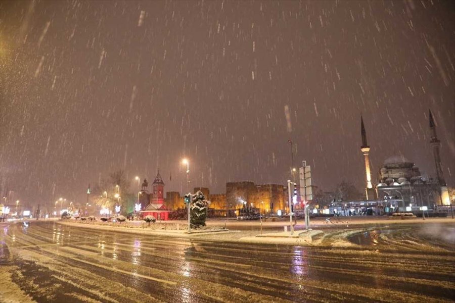 Kayseri'de Belediyelerin Karla Mücadele Çalışmaları Sürüyor