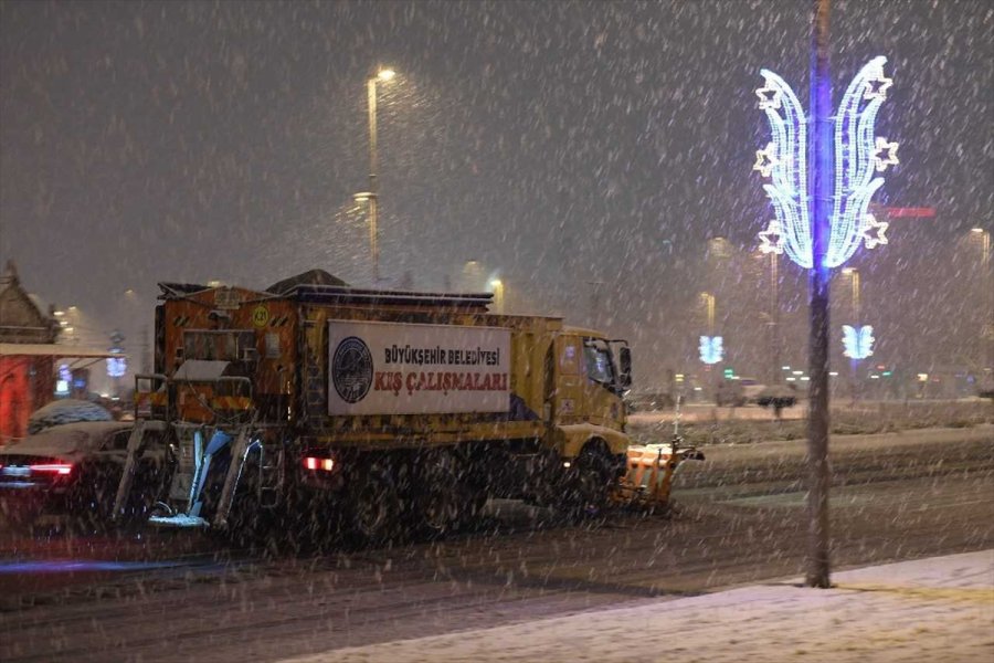 Kayseri'de Belediyelerin Karla Mücadele Çalışmaları Sürüyor