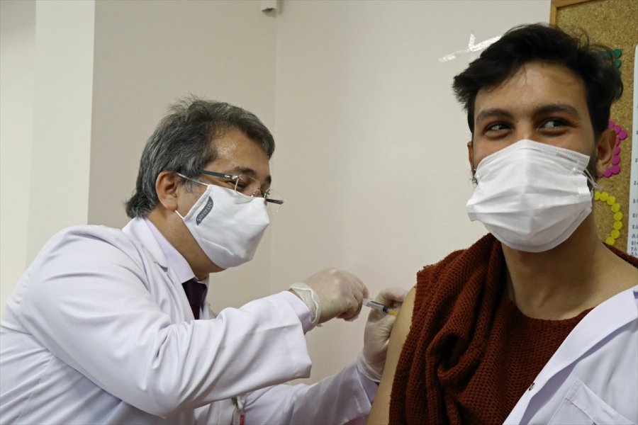 İl Sağlık Müdürü Benli, Sağlık Çalışanına Aşı Yaptı