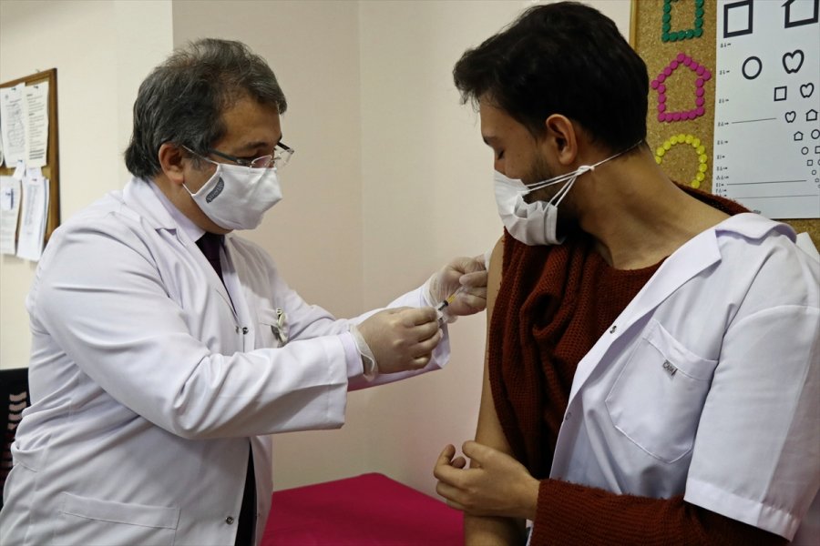 İl Sağlık Müdürü Benli, Sağlık Çalışanına Aşı Yaptı