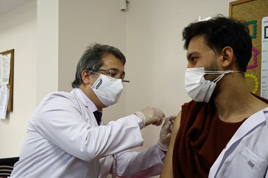 İl Sağlık Müdürü Benli, Sağlık Çalışanına Aşı Yaptı