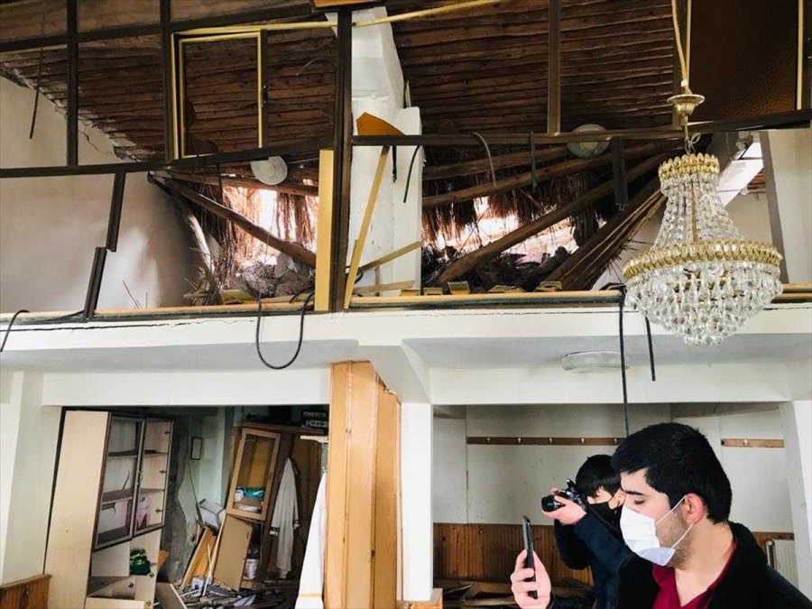 Kayseri'de Yıldırım Düşmesi Sonucu Hasar Gören Camide İnceleme Başlatıldı