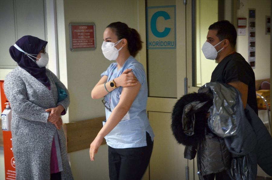 Konya Ve Aksaray'da Sağlık Çalışanlarına Coronavac Aşısının İlk Dozu Yapılmaya Başlandı