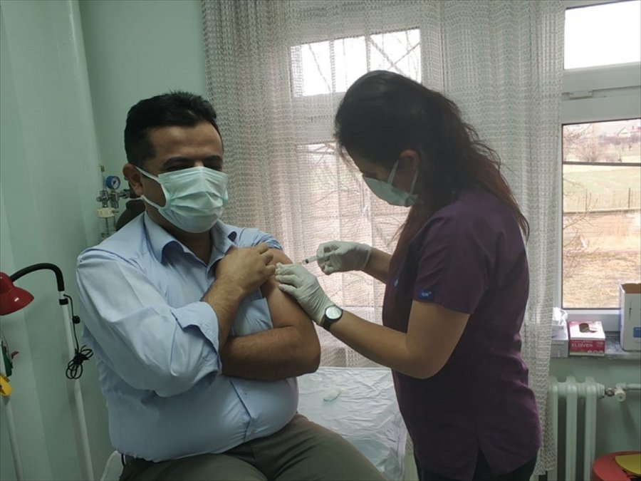 Karaman'da Sağlık Çalışanlarına Coronavac Aşısının İlk Dozu Yapılmaya Başlandı