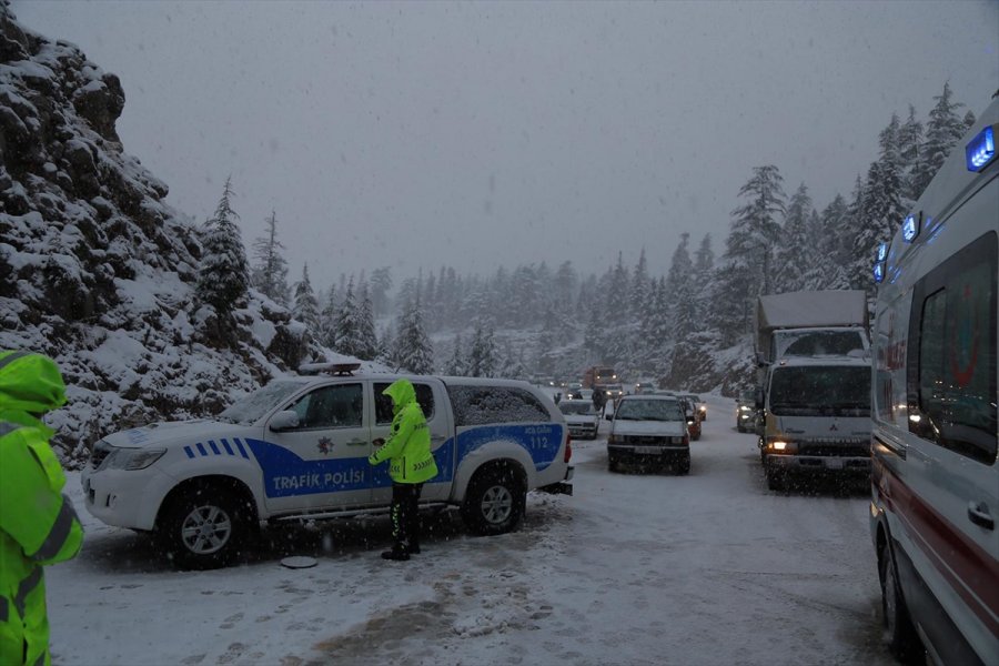 Antalya'da Yolcu Otobüsüyle Hafif Ticari Araç Çarpıştı: 2 Ölü, 5 Yaralı