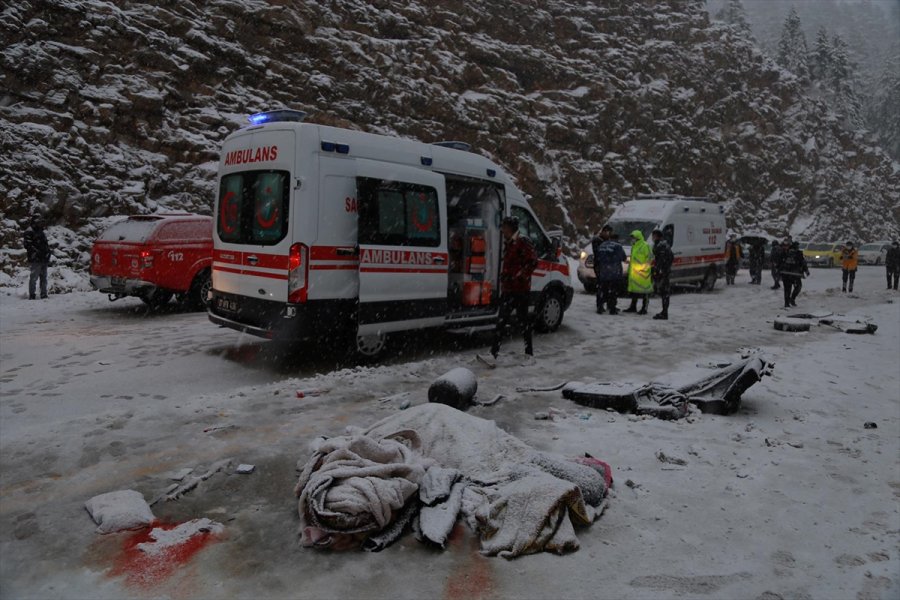 Antalya'da Yolcu Otobüsüyle Hafif Ticari Araç Çarpıştı: 2 Ölü, 5 Yaralı