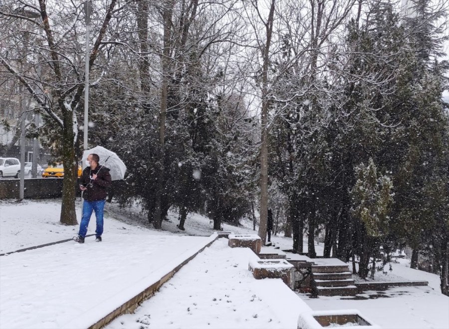 Başkentte Kar Yağışı Etkili Oluyor