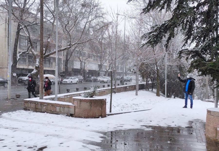 Başkentte Kar Yağışı Etkili Oluyor