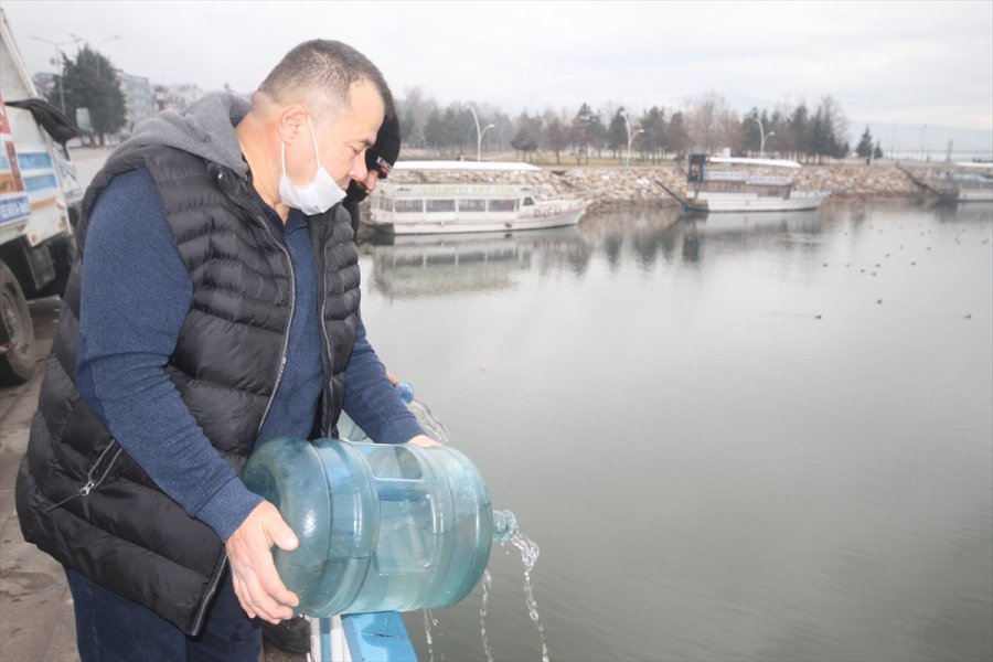 Beyşehir Gölü'ndeki Su Çekilmesine Dikkat Çekmek İçin Yağmur Sularını Damacanalarla Göle Boşalttı