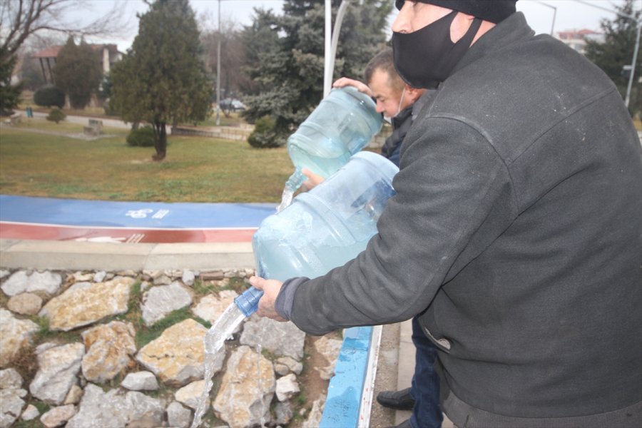 Beyşehir Gölü'ndeki Su Çekilmesine Dikkat Çekmek İçin Yağmur Sularını Damacanalarla Göle Boşalttı