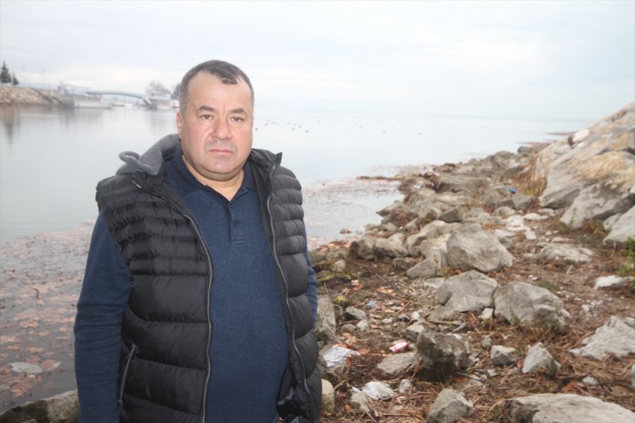 Beyşehir Gölü'ndeki Su Çekilmesine Dikkat Çekmek İçin Yağmur Sularını Damacanalarla Göle Boşalttı