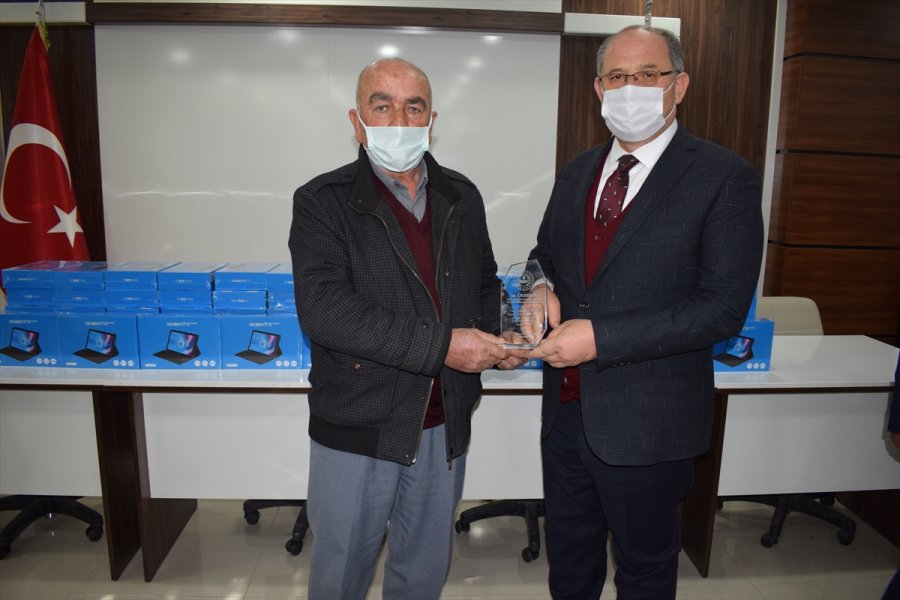 Karapınar'da Öğrencilere Tablet Dağıtımı Yapıldı