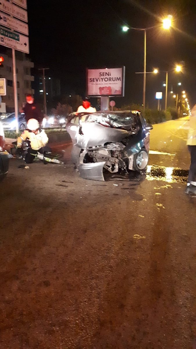 Mersin'de Otomobil Elektrik Direğine Çarptı 5 Kişi Yaralandı