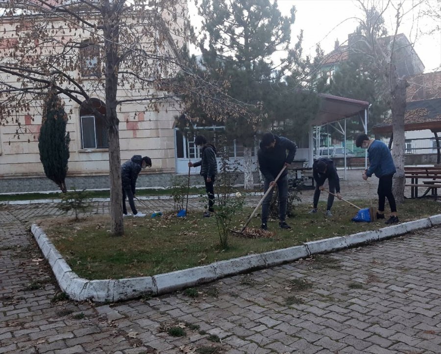 Seydişehir'de Bazı Gençler Camilerde Temizlik Yapıyor
