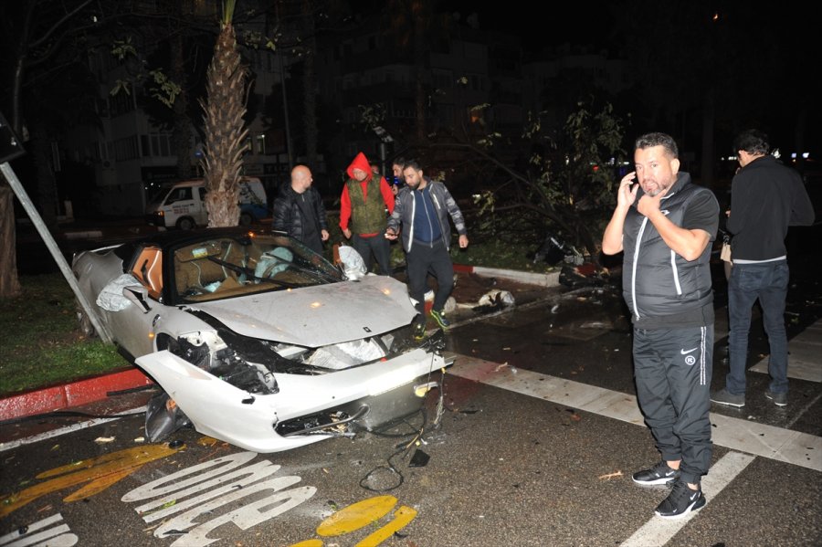 Antalya'da Ağaca Çarpan Otomobildeki 2 Kişi Yaralandı