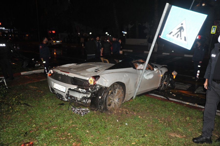 Antalya'da Ağaca Çarpan Otomobildeki 2 Kişi Yaralandı