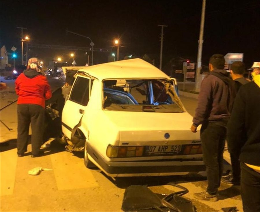 Antalya'da İki Otomobil Çarpıştı: 3 Ölü, 4 Yaralı