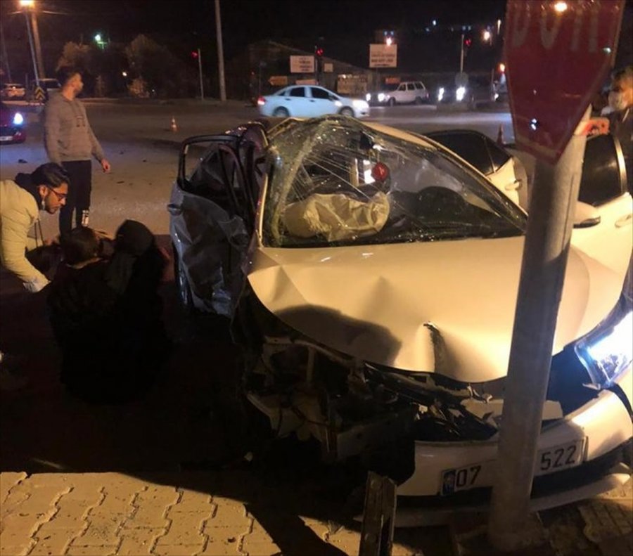 Antalya'da İki Otomobil Çarpıştı: 3 Ölü, 4 Yaralı