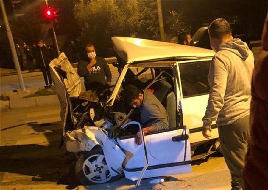 Antalya'da İki Otomobil Çarpıştı: 3 Ölü, 4 Yaralı