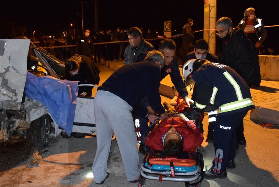 Antalya'da İki Otomobil Çarpıştı: 3 Ölü, 4 Yaralı