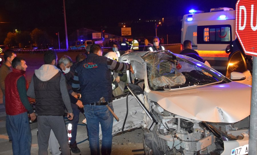 Antalya'da İki Otomobil Çarpıştı: 3 Ölü, 4 Yaralı