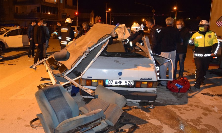 Antalya'da İki Otomobil Çarpıştı: 3 Ölü, 4 Yaralı